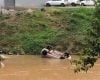 Idoso sofre ferimentos após veículo cair em rio durante manobra em estacionamento em Itajubá