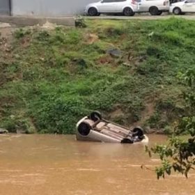 Idoso sofre ferimentos após veículo cair em rio durante manobra em estacionamento em Itajubá
