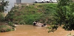 Idoso sofre ferimentos após veículo cair em rio durante manobra em estacionamento em Itajubá
