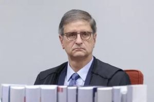 Procuradores do MPF demonstram constrangimento com atuação do procurador-geral Paulo Gonet diante de revelações envolvendo relacionamento com banqueiro e críticas internas