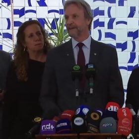 Deputados da base do governo pedem ao STF a divulga&ccedil;&atilde;o de investiga&ccedil;&otilde;es sobre filme &ldquo;Dark Horse&rdquo;