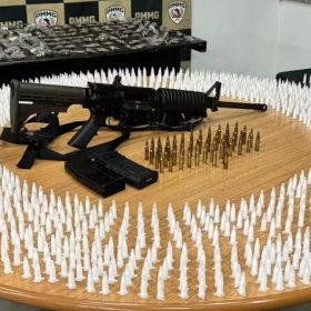 Pol&iacute;cia Militar prende suspeitos de tr&aacute;fico em Belo Horizonte ap&oacute;s troca de tiros e apreende fuzil e drogas