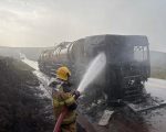 Carreta carregada com 30 mil litros de etanol pega fogo na BR-262, em Minas Gerais