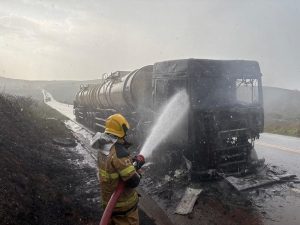 Carreta carregada com 30 mil litros de etanol pega fogo na BR-262, em Minas Gerais