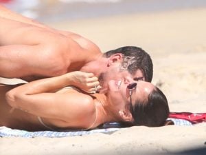 José Loreto e Nanda Marques são flagrados em momento de intimidade na praia de São Conrado, no Rio de Janeiro
