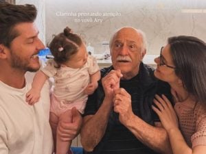 Ary Fontoura conhece a filha de Camila Queiroz e Klebber Toledo em visita à residência do casal