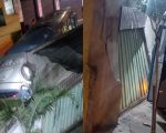 Ônibus colide com muro e veículo na entrada de bairro em Belo Horizonte, bloqueando residência e alterando linhas de transporte