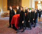 Filho da rainha da Noruega, condenado por estupro, participa de funeral do rei Harald sob liberação temporária