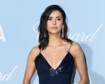 Nina Dobrev é interrompida por segurança durante passagem pelo tapete vermelho no Festival de Veneza