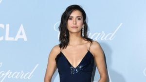 Nina Dobrev é interrompida por segurança durante passagem pelo tapete vermelho no Festival de Veneza