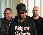 Ne-Yo desembarca no Rio de Janeiro e participa de encontro com fãs no aeroporto antes do show no Rock in Rio