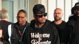 Ne-Yo desembarca no Rio de Janeiro e participa de encontro com fãs no aeroporto antes do show no Rock in Rio