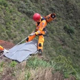 Homem &eacute; encontrado morto ap&oacute;s queda de carro em ribanceira na Serra do Rola-Mo&ccedil;a