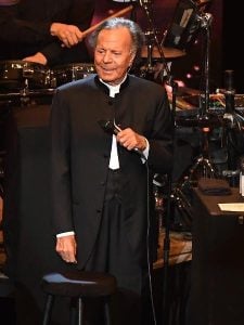 Julio Iglesias é denunciado por novas alegações de assédio sexual e trabalho forçado na Espanha