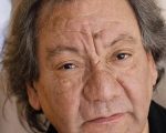 Cineasta franco-argelino Tony Gatlif, conhecido por retratar culturas ciganas e migrantes, falece aos 77 anos