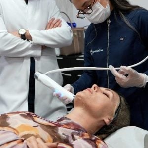 Ana Hickmann realiza procedimento estético com a sogra antes do casamento com Edu Guedes
