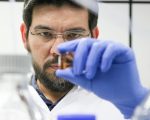 Cientista brasileiro que pesquisa enzimas de capivaras recebe prêmio de destaque na ciência nacional