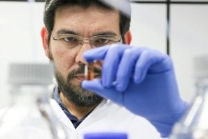 Cientista brasileiro que pesquisa enzimas de capivaras recebe prêmio de destaque na ciência nacional