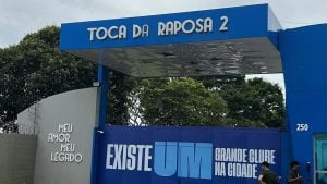 Torcedor realiza protesto individual após derrota do Cruzeiro na Vila Belmiro