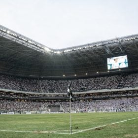 Atlético vence o Bragantino na Arena MRV e se aproxima do grupo de cima no Brasileirão