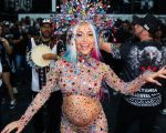 Sabrina Sato participa de ensaio da Gaviões da Fiel com look de pedrarias durante gravidez
