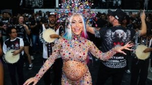 Sabrina Sato participa de ensaio da Gaviões da Fiel com look de pedrarias durante gravidez