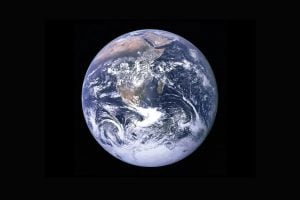 Estudo indica que o ambiente terrestre pode auxiliar na detecção de partículas de matéria escura