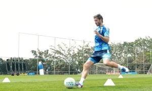 Matías Viña realiza primeiro treino pelo Cruzeiro e reforça compromisso com a torcida