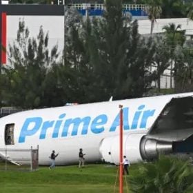 Acidente de aeronave de carga da Amazon em Miami resulta em cinco mortes e provoca suspensão temporária de operações no aeroporto
