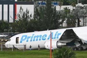 Acidente de aeronave de carga da Amazon em Miami resulta em cinco mortes e provoca suspensão temporária de operações no aeroporto