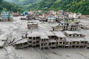 Mulher é resgatada com vida após passar 11 dias soterrada por lama em enchentes no Nepal