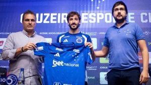 Cruzeiro apresenta Matías Viña e destaca prontidão para atuar e concorrência no elenco