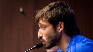 Mat&iacute;as Vi&ntilde;a destaca a cobran&ccedil;a da torcida e refor&ccedil;a objetivo do Cruzeiro para 2026