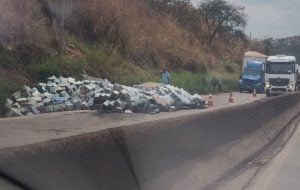 Tombamento de caminhão na BR-381 causa mais de seis horas de lentidão no trânsito em Belo Horizonte
