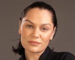 Jessie J anuncia pausa nas redes sociais para realizar segunda cirurgia de reconstrução mamária após câncer de mama