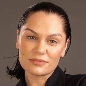 Jessie J anuncia pausa nas redes sociais para realizar segunda cirurgia de reconstru&ccedil;&atilde;o mam&aacute;ria ap&oacute;s c&acirc;ncer de mama