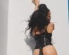 Rihanna compartilha fotos de espartilho e recebe elogios por sua aparência