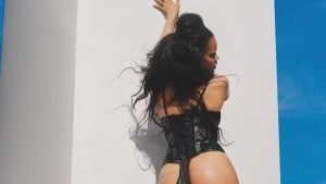 Rihanna compartilha fotos de espartilho e recebe elogios por sua aparência