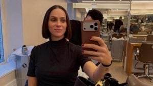 Leticia Cazarré responde às críticas por cuidar da aparência durante internação da filha