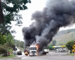 Inc&ecirc;ndio de grande propor&ccedil;&atilde;o atinge caminh&atilde;o-tanque ap&oacute;s colis&atilde;o na BR-262, em Minas Gerais