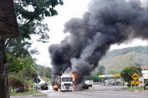 Incêndio de grande proporção atinge caminhão-tanque após colisão na BR-262, em Minas Gerais