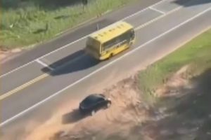 Carro carregado com mais de 200 kg de maconha perde o controle durante persegui&ccedil;&atilde;o policial no Paran&aacute;