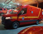 Carro fica prensado entre dois caminh&otilde;es na BR-251 em Francisco S&aacute; e passa ileso