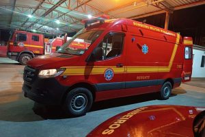 Carro fica prensado entre dois caminh&otilde;es na BR-251 em Francisco S&aacute; e passa ileso