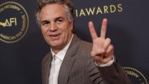 Mais de 170 figuras da indústria do entretenimento defendem Mark Ruffalo contra acusações de antissemitismo promovidas pela Paramount