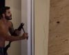 Rodolffo realiza disparo contra barata dentro de casa e publica vídeo da ação