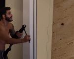 Rodolffo realiza disparo contra barata dentro de casa e publica vídeo da ação