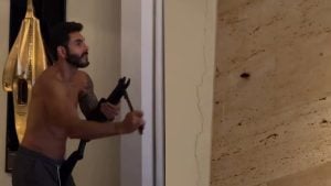 Rodolffo realiza disparo contra barata dentro de casa e publica vídeo da ação