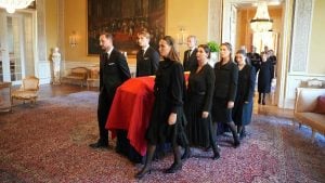 Filho da rainha da Noruega, condenado por estupro, participa de funeral do rei Harald sob liberação temporária
