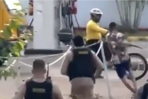 Adolescente algemado foge da Pol&iacute;cia Militar ap&oacute;s abordagem no bairro S&atilde;o Jo&atilde;o Batista, em Belo Horizonte